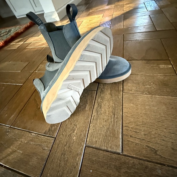 Sorel Gray Ankle Boots with Tan Sole - Picture 5 of 5